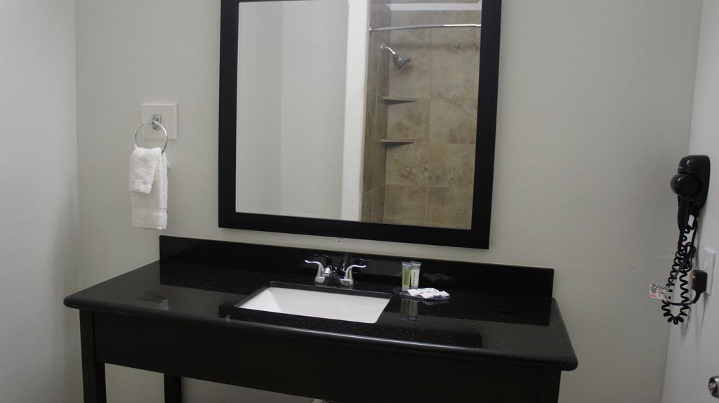 Lux Inn And Suites Three Rivers Zimmer foto
