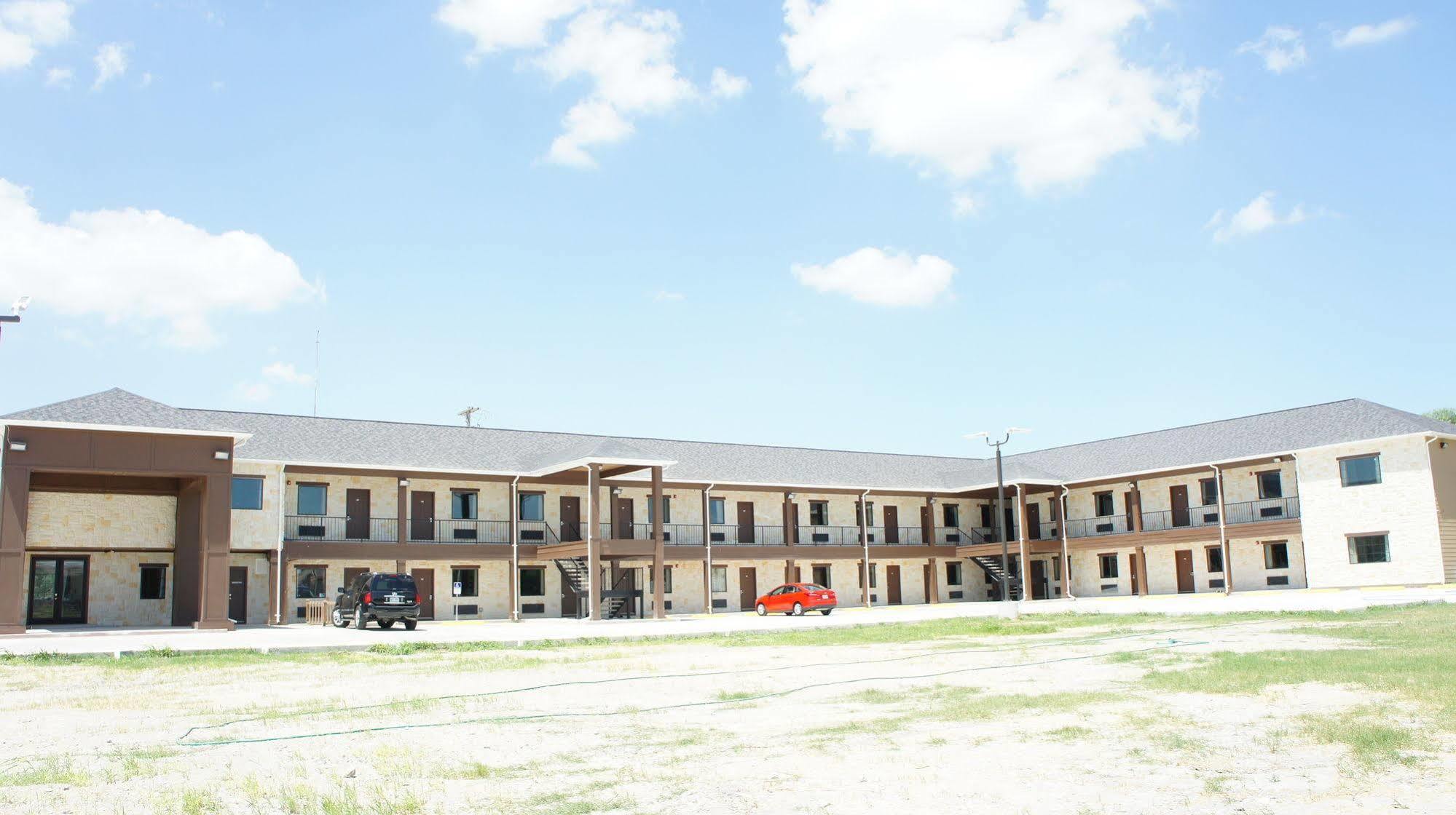 Lux Inn And Suites Three Rivers Exterior foto