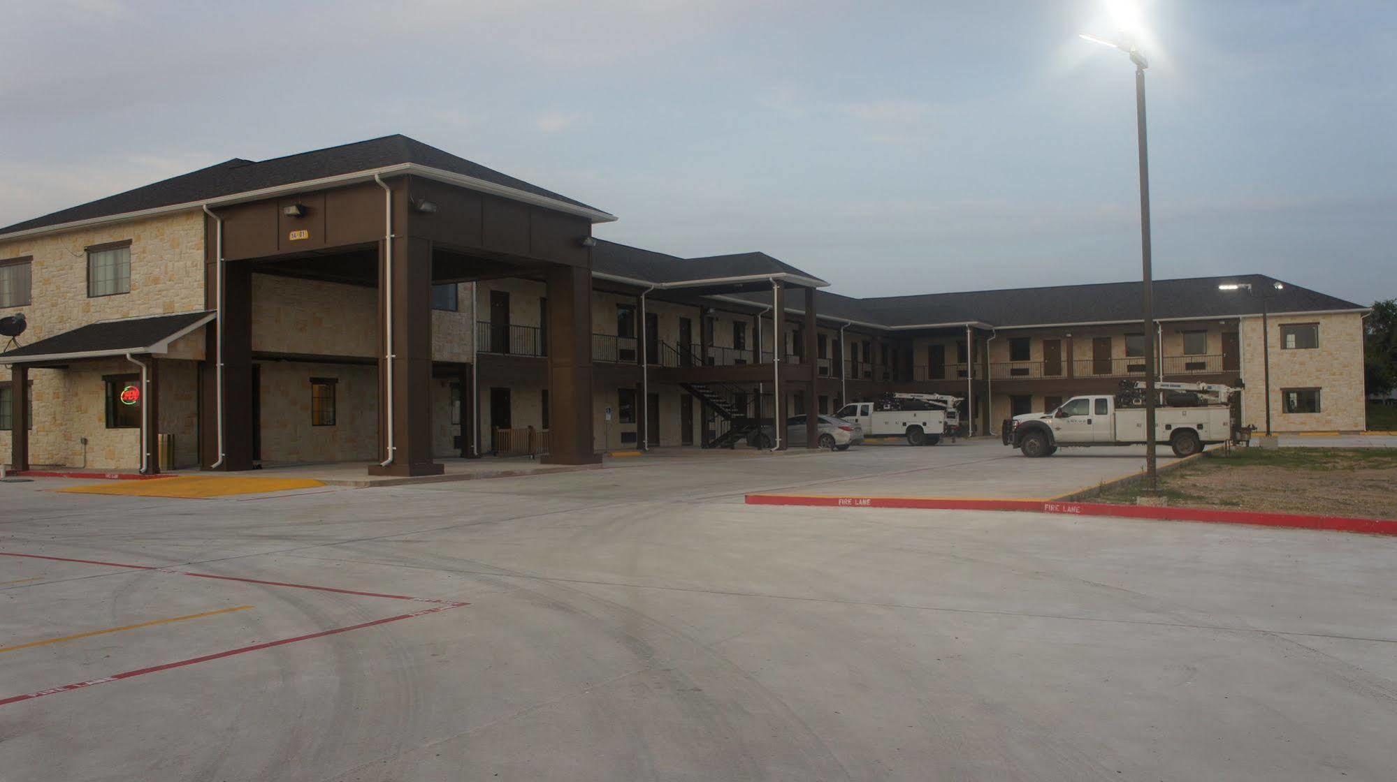 Lux Inn And Suites Three Rivers Exterior foto
