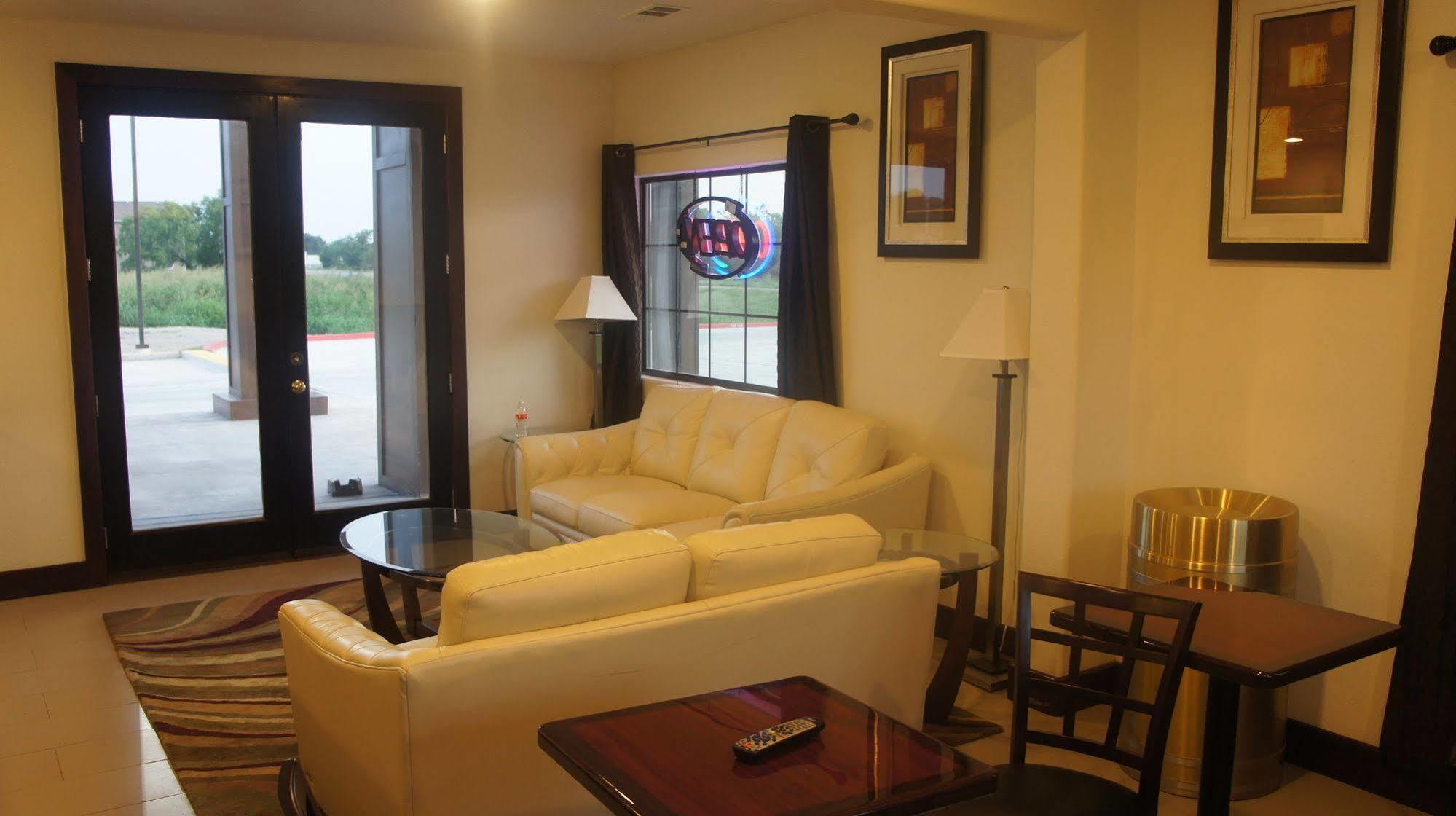 Lux Inn And Suites Three Rivers Exterior foto